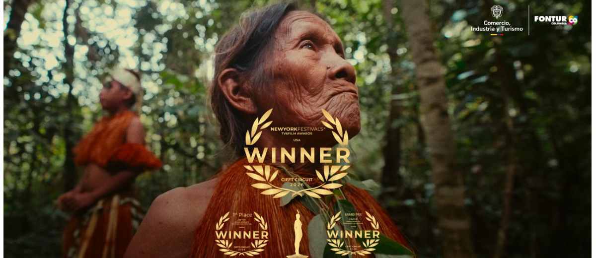 Descripción imagen: Imagen de indígena en medio de la selva colombiana.